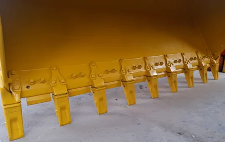 Balde pintado con sus dientes de desgaste instalados