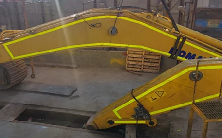 Brazo de excavadora Komatsu en el taller
