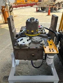 Cabezal de rotación de perforadora montado en su base