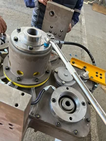 Cabezal de rotación desarmado durante su reparación