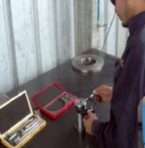 Técnico midiendo una pieza con instrumentos de precisión