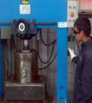 Técnico trabajando en una prensa hidráulica