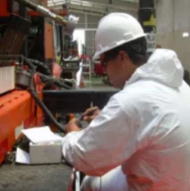 Técnico con casco revisando un equipo en terreno
